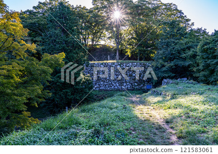 【日本名城百選】秋日清晨的津和野城、島根縣嘉子郡津和野町朝日、本丸石垣 【日本名城百選】秋日清晨的津和野城、島根縣嘉子郡津和野町朝日、本丸石垣 121583061