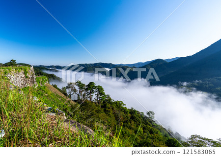 [Japan's 100 Famous Castles] Tsuwano Castle on an autumn morning - Sea of clouds seen from Sanjukkendai 1 - Tsuwano Town, Kashima Prefecture 121583065