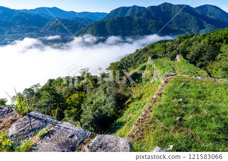 [Japan's 100 Famous Castles] Tsuwano Castle on an autumn morning - Sea of clouds seen from Sanjukkendai 2 - Tsuwano Town, Kashima Prefecture 121583066