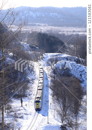 The express train "Oozora" climbs the Umaki Pass and heads towards the town of Shiranuka. 121583081