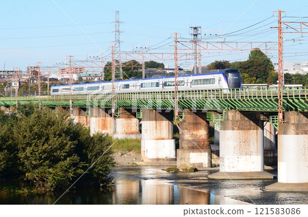 穿越玉川鐵路橋的中央本線E353系列特急“甲斐號” 121583086