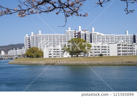 Hiroshima Ota River and high-rise apartment buildings Hiroshima Ota River and high-rise apartment buildings 121583099