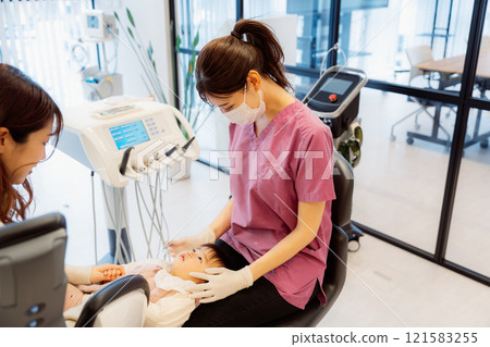 接受嬰兒檢查後一臉焦急的嬰兒 接受嬰兒檢查後一臉焦急的嬰兒 121583255