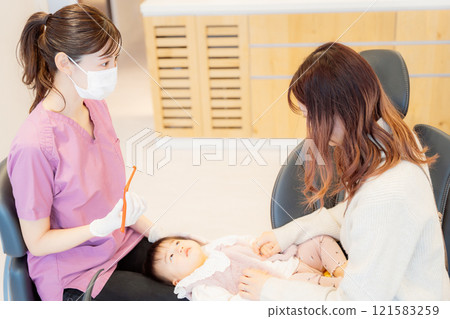 接受嬰兒檢查後一臉焦急的嬰兒 接受嬰兒檢查後一臉焦急的嬰兒 121583259