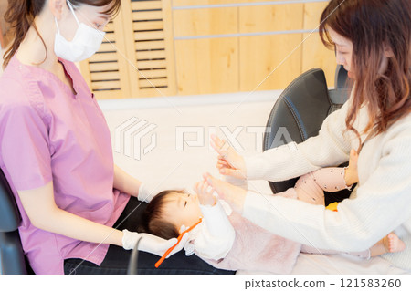 接受嬰兒檢查後一臉焦急的嬰兒 接受嬰兒檢查後一臉焦急的嬰兒 121583260