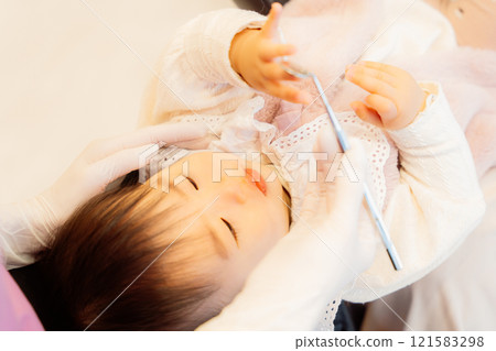 接受嬰兒檢查後一臉焦急的嬰兒 121583298