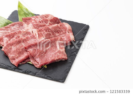 白色背景壽喜燒的牛肩腰肉 121583339