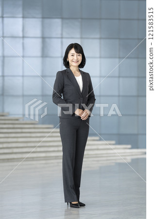 一位 50 多歲的女商人微笑著看著相機 121583515