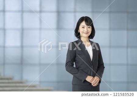 一位 50 多歲的女商人微笑著看著相機 121583520