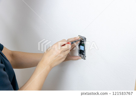 安裝新的燈開關框架 121583767