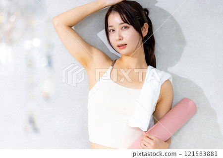 Woman training 121583881