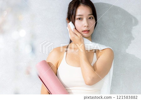 Woman training 121583882