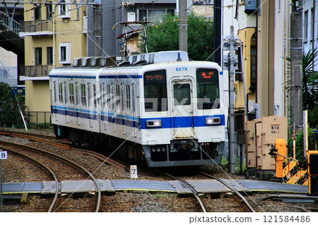 50 years old!! Going downtown... A veteran commuter car "8000 series" that runs fast on the Kameido Line 50 years old!! Going downtown... A veteran commuter car "8000 series" that runs fast on the Kameido Line 121584486