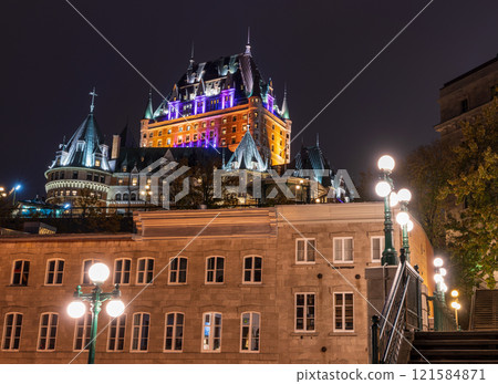 Night view of the Quebec City Old Town in autumn. 121584871