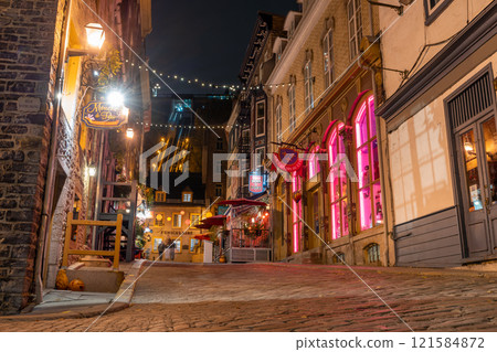 Quebec, Canada - October 18 2021 : Night view of the Quebec City Old Town in autumn. Rue Sous-le-Fort. 121584872