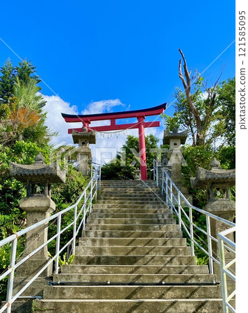 沖繩鳥居和藍天映襯下的石階(沖繩縣那霸市) 沖繩鳥居和藍天映襯下的石階(沖繩縣那霸市) 121585095