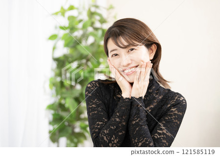 Beauty smiling woman 121585119