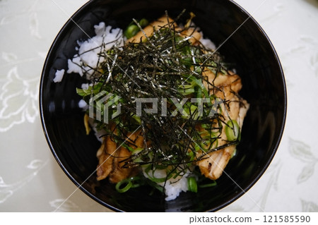 Conger eel rice bowl served in a black dish 121585590