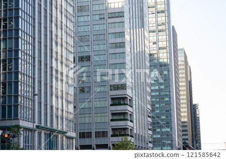 看摩天大樓的辦公室鎮的風景 121585642