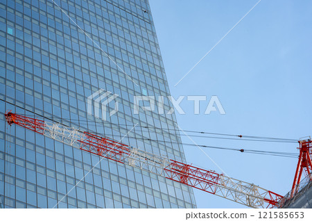 A construction site surrounded by buildings 121585653