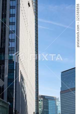 蔚藍的天空中閃耀的高層建築 121585656