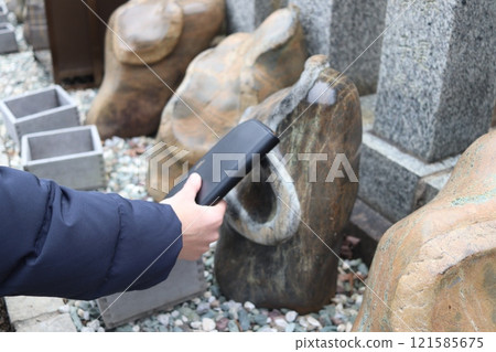 用皮夾撫摸金社水神社的蛇紋石 用皮夾撫摸金社水神社的蛇紋石 121585675