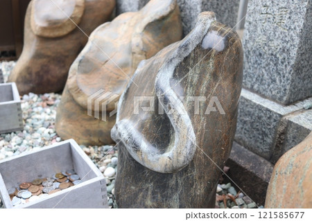 White snake crest stone at Kanehebisui Shrine 121585677