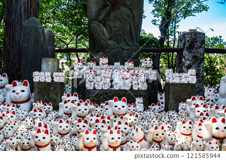 神社內排列著許多招財貓 神社內排列著許多招財貓 121585944