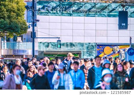 日本東京城市景觀除夕夜...澀谷車站前擠滿了外國遊客...戴著口罩的老人...後面是澀谷站=31號 日本東京城市景觀除夕夜...澀谷車站前擠滿了外國遊客...戴著口罩的老人...後面是澀谷站=31號 121585987