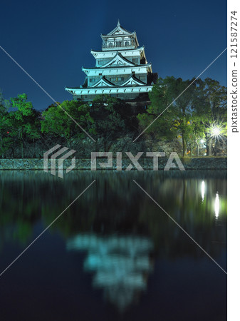Hiroshima Castle at night 121587274