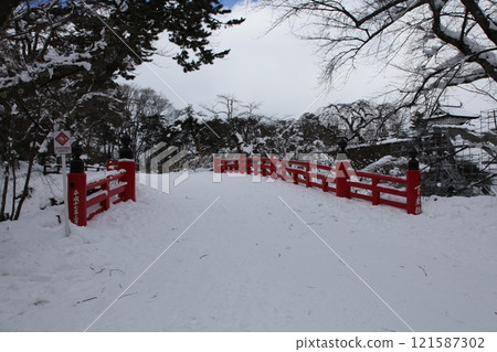 Snow-covered cedar bridge scenery_Hirosaki Castle 121587302