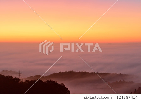 A sea of clouds spreading across the Hitachi Plateau from Sannozan Observatory (tower) 121587414