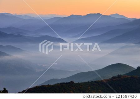 從潮見峠出發的中邊線(熊野古道)的雲海(霧) 從潮見峠出發的中邊線(熊野古道)的雲海(霧) 121587420