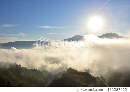 Sea of clouds over the Uonuma Basin from the Yagodaira forest road azumaya in Urasa Sea of clouds over the Uonuma Basin from the Yagodaira forest road azumaya in Urasa 121587425