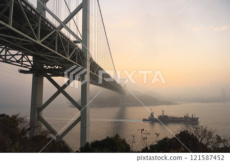 從壇浦停車場看到的關門大橋 121587452