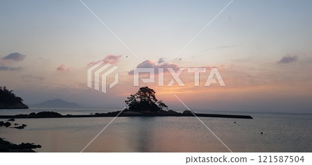 terrace on the lake 121587504