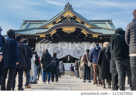 New Year's visit to Yasukuni Shrine, Kudan, Chiyoda Ward, Tokyo 121587662