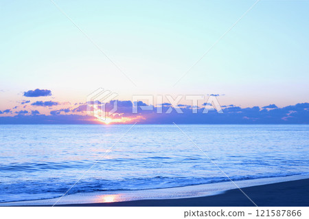 First sunrise of 2025, Mizuki Beach, Ibaraki Prefecture 121587866