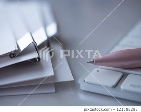 桌上的文件和鍵盤 121588285