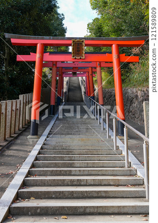 "Shrine in the Sky" Takatori Shrine at the summit of Mt. Takatori in the Kobe-Rokko Mountains (photographed in December 2024) 121589809