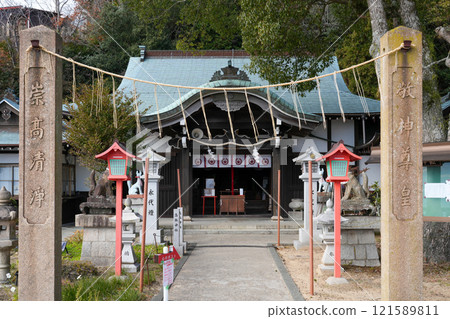 "Shrine in the Sky" Takatori Shrine at the summit of Mt. Takatori in the Kobe-Rokko Mountains (photographed in December 2024) 121589811