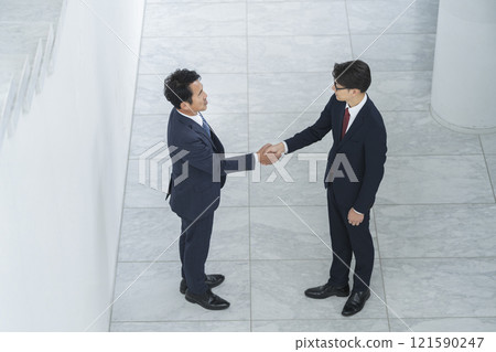 握手的商人 121590247