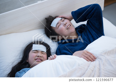 一位母親得了孩子的感冒並發燒——這是一種家庭流行病 121590877