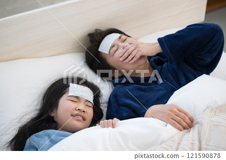 一位母親得了孩子的感冒並發燒——這是一種家庭流行病 一位母親得了孩子的感冒並發燒——這是一種家庭流行病 121590878
