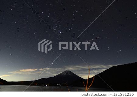 富士山的夜景 121591230