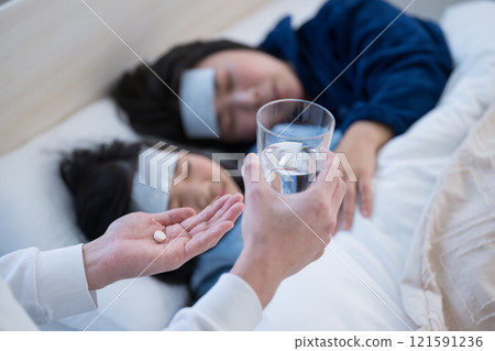 在家感冒的家長和孩子吃藥 在家感冒的家長和孩子吃藥 121591236