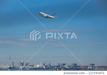 Planes seen from the observation deck at Haneda Airport's Terminal 2 121591872
