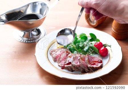 將烤牛肉切好並盛入盤中 將烤牛肉切好並盛入盤中 121592090