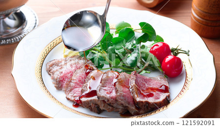 將烤牛肉切好並盛入盤中 將烤牛肉切好並盛入盤中 121592091