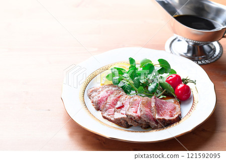 將烤牛肉切好並盛入盤中 將烤牛肉切好並盛入盤中 121592095